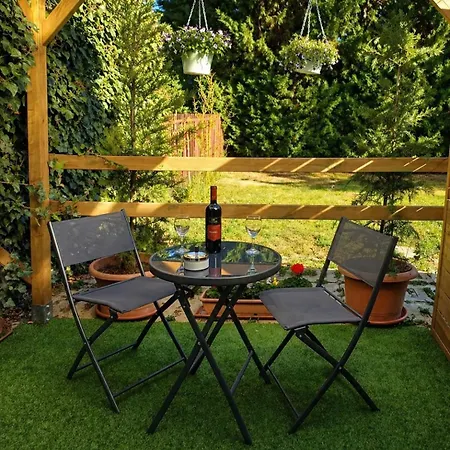 Апартаменты Bnb37 Garden Apartment, Near Budapest, Free Gated Cctv Parking, Self Check-in, Terrace *