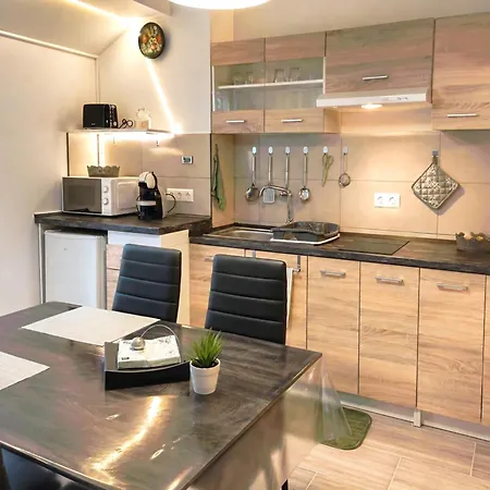 BnB37 Garden Apartment, Near Budapest, Free Gated CCTV Parking, self check-in, Terrace * Törökbálint