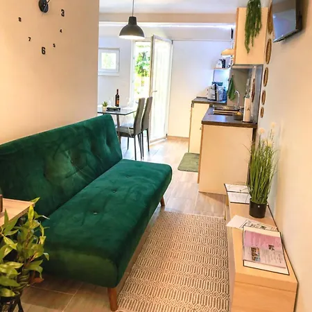 BnB37 Garden Apartment, Near Budapest, Free Gated CCTV Parking, self check-in, Terrace * Törökbálint