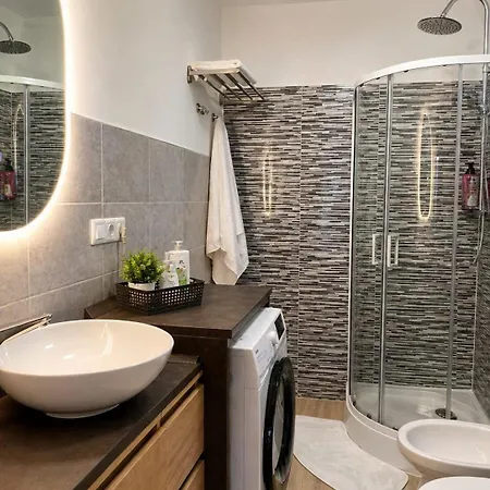 BnB37 Garden Apartment, Near Budapest, Free Gated CCTV Parking, self check-in, Terrace Apartment *