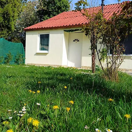 Апартаменты Bnb37 Garden Apartment, Near Budapest, Free Gated Cctv Parking, Self Check-in, Terrace *