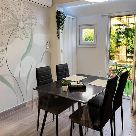 BnB37 Garden Apartment, Near Budapest, Free Gated CCTV Parking, self check-in, Terrace Törökbálint