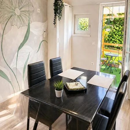 BnB37 Garden Apartment, Near Budapest, Free Gated CCTV Parking, self check-in, Terrace Törökbálint