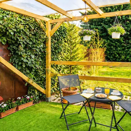 BnB37 Garden Apartment, Near Budapest, Free Gated CCTV Parking, self check-in, Terrace Apartment