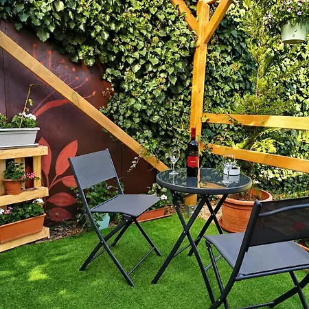 BnB37 Garden Apartment, Near Budapest, Free Gated CCTV Parking, self check-in, Terrace *