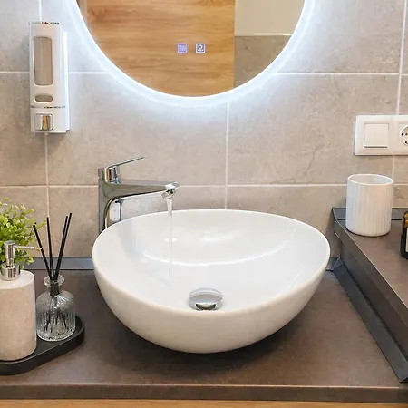 BnB37 Garden Apartment, Near Budapest, Free Gated CCTV Parking, self check-in, Terrace *